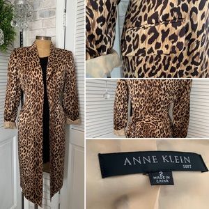 Beautiful silk long blazer leopard like new